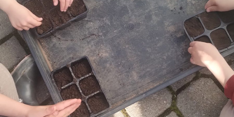 Imagen destacada de vecinos participando en talleres ambientales en el jardín del CCC Alcázar.