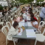 Niños y niñas participando en el Concurso de Dibujo en los Jardines de Alcolea.