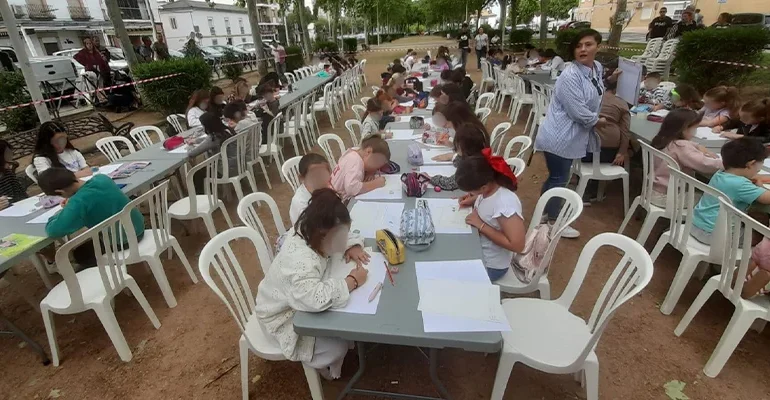 Niños y niñas participando en el Concurso de Dibujo en los Jardines de Alcolea.