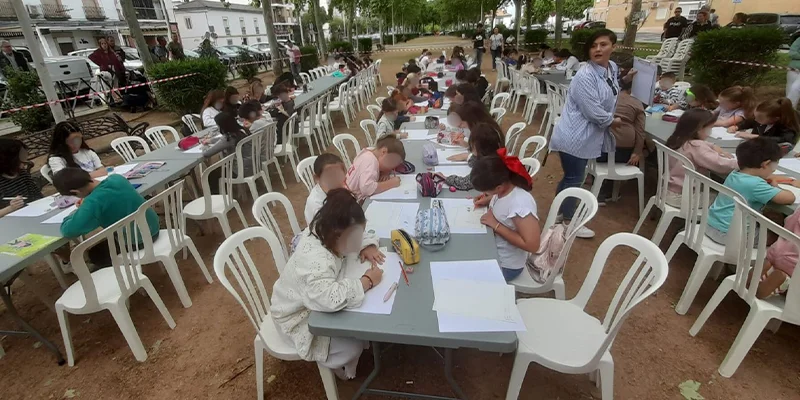 Niños y niñas participando en el Concurso de Dibujo en los Jardines de Alcolea.