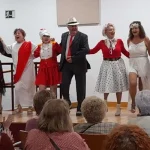 Participantes en la jornada de cierre de talleres en el Centro Cívico Chari Navarro de Alcolea.