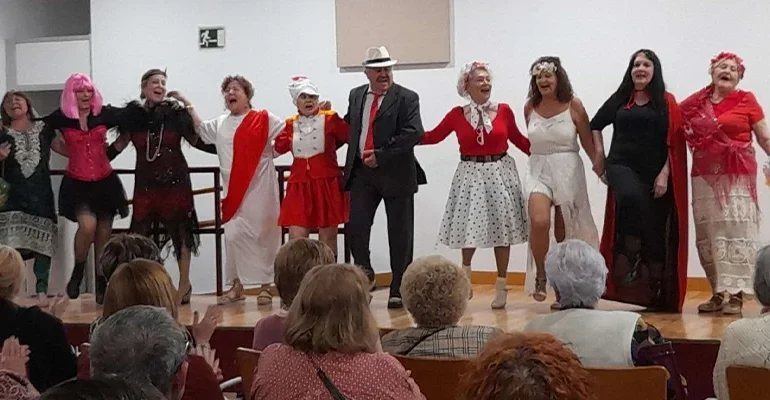 Participantes en la jornada de cierre de talleres en el Centro Cívico Chari Navarro de Alcolea.