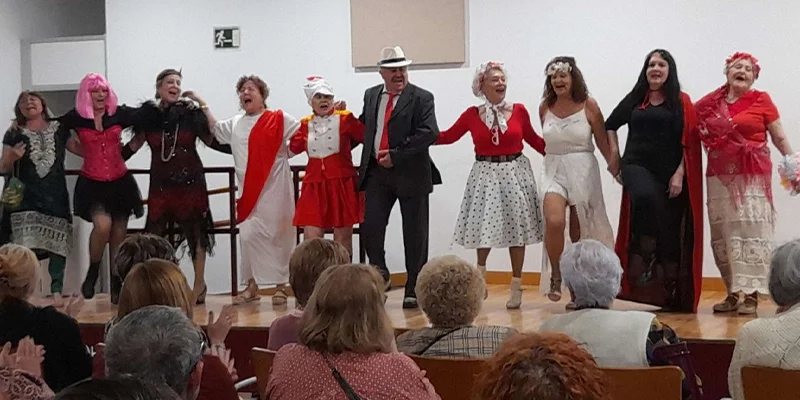 Participantes en la jornada de cierre de talleres en el Centro Cívico Chari Navarro de Alcolea.