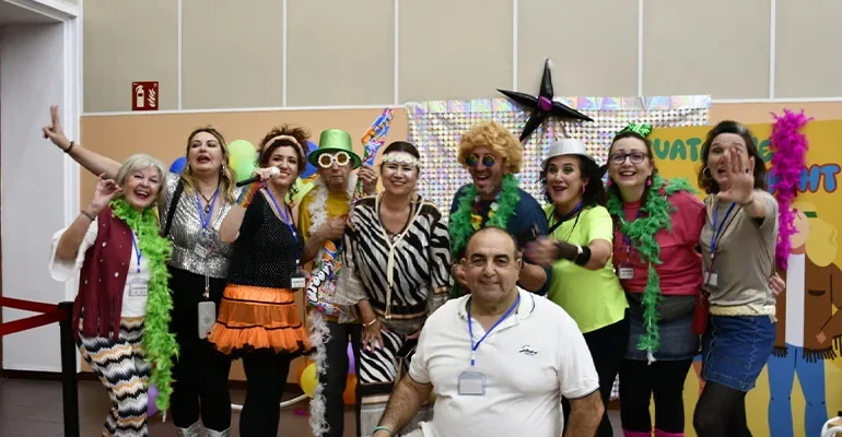 Personas mayores disfrutando del III Guateque del Distrito Sureste en el Centro Osio.