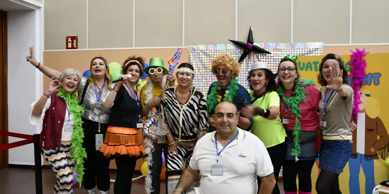 Personas mayores disfrutando del III Guateque del Distrito Sureste en el Centro Osio.