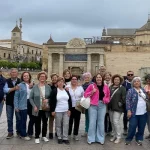 Vecinos de Villarrubia durante la actividad Paseos por Córdoba el 10 de mayo.