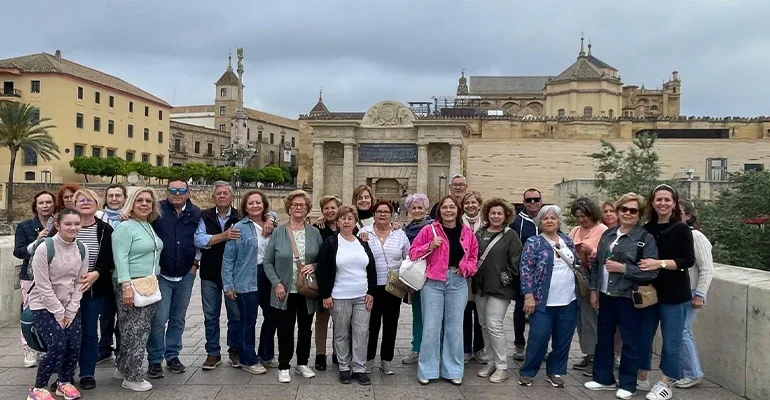 Vecinos de Villarrubia durante la actividad Paseos por Córdoba el 10 de mayo.