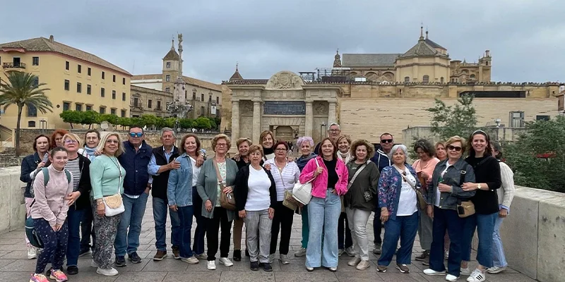 Vecinos de Villarrubia durante la actividad Paseos por Córdoba el 10 de mayo.