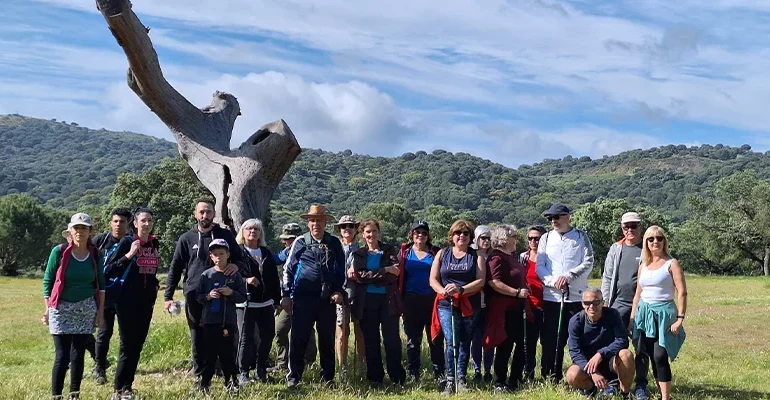 Participantes del Taller de Senderismo en la ruta final por Cerro Muriano.
