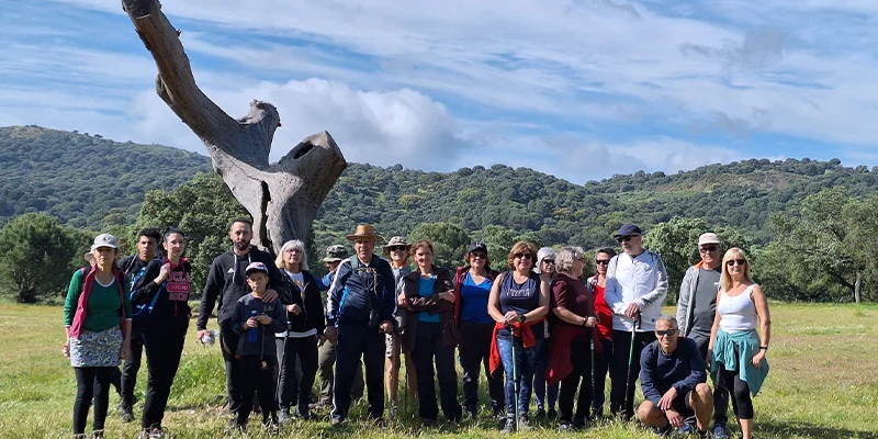 Participantes del Taller de Senderismo en la ruta final por Cerro Muriano.