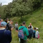 Niños y niñas explorando la zona minera de Cerro Muriano durante una ruta educativa.