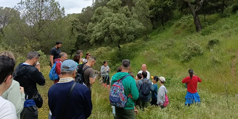 Niños y niñas explorando la zona minera de Cerro Muriano durante una ruta educativa.