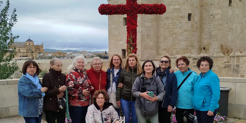Participantes del taller de pintura del Higuerón pintando al aire libre en la ribera.