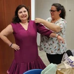 Personas trabajando en el taller de costura del Centro Cívico del Higuerón.