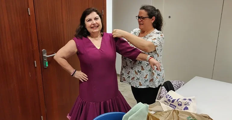 Personas trabajando en el taller de costura del Centro Cívico del Higuerón.