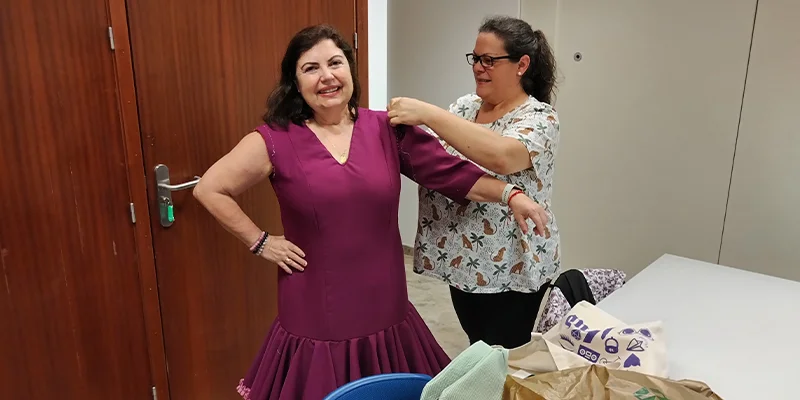 Personas trabajando en el taller de costura del Centro Cívico del Higuerón.
