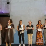 Niños y niñas recibiendo premios del Concurso de Dibujo Infantil Antonio del Castillo en una jornada festiva.