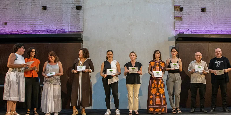 Niños y niñas recibiendo premios del Concurso de Dibujo Infantil Antonio del Castillo en una jornada festiva.