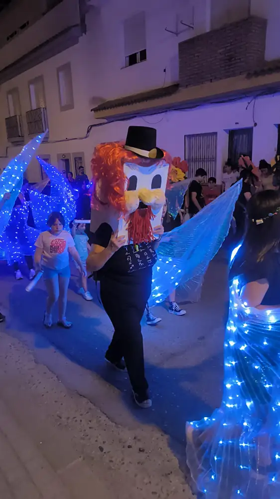 Imágenes del Taller de Cabezudos en la Barriada de Los Ángeles