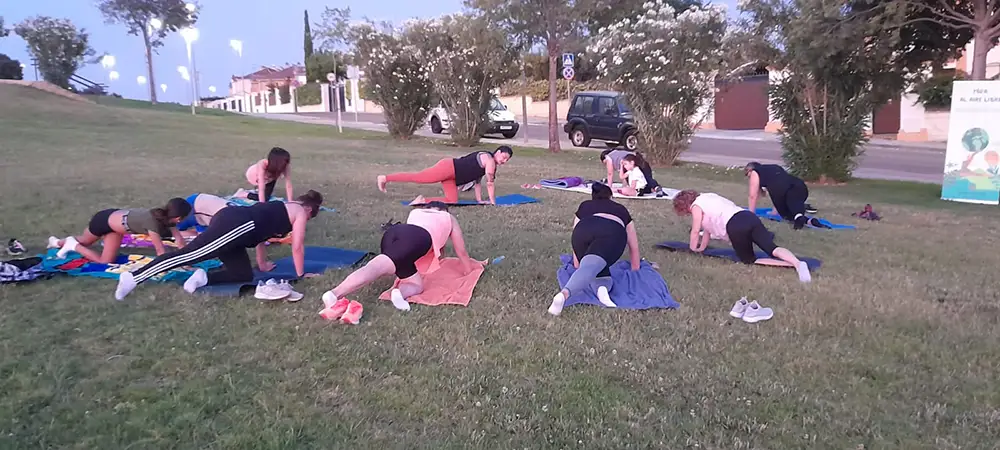 imágenes de mujeres durante el "taller de yoga al atardecer" en los Jardines Paraíso Arenal