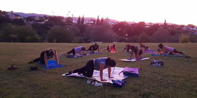 imágenes de mujeres durante el "taller de yoga al atardecer" en los Jardines Paraíso Arenal