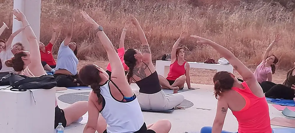 prácticas de yoga al aire libre en cerro muriano
