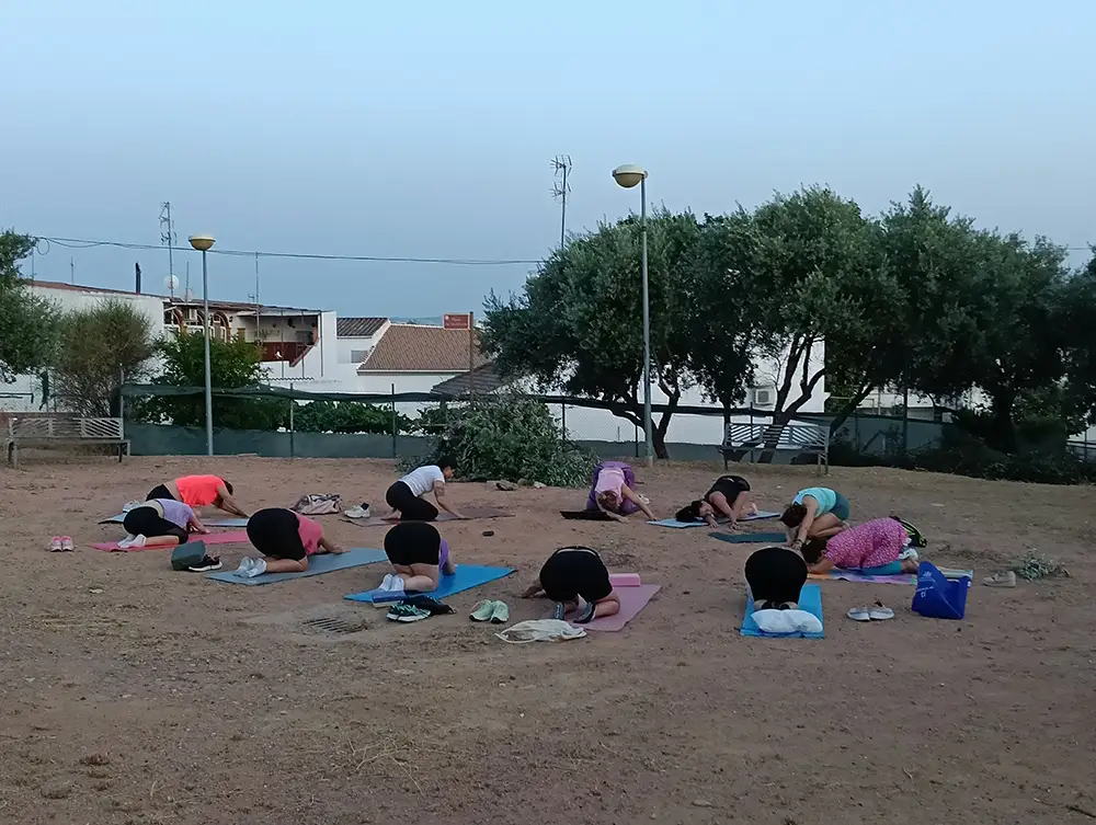 Mujeres haciendo yoga al atardecer en la Plaza de los Olivos de Santa Cruz, Córdoba