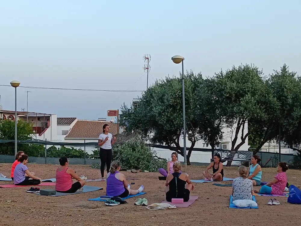 Mujeres haciendo yoga al atardecer en la Plaza de los Olivos de Santa Cruz, Córdoba