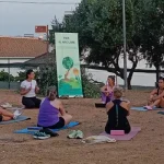 Personas practicando yoga al atardecer en la Plaza de los Olivos de Santa Cruz, Córdoba