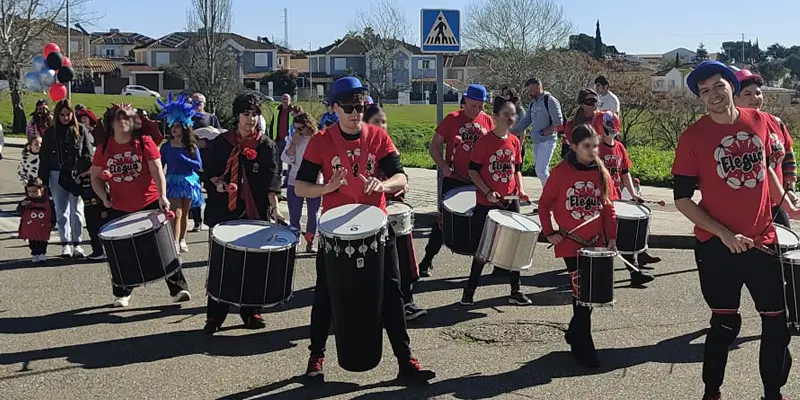 Pasacalles de carnaval con batucada en el distrito levante este