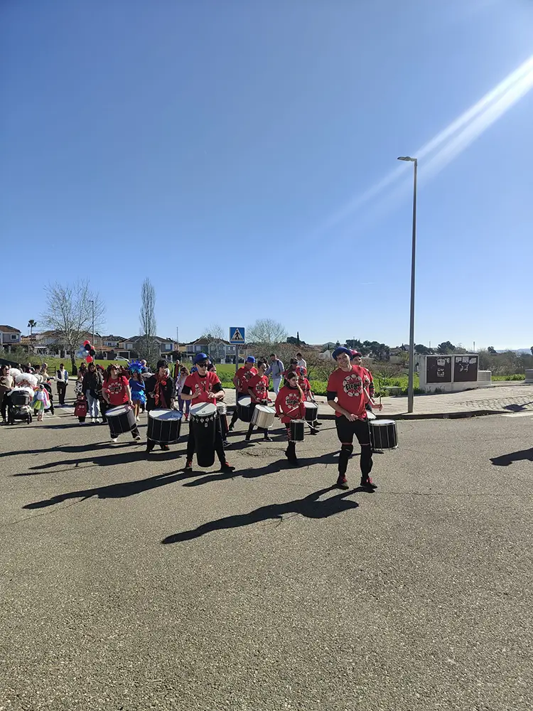 Pasacalles de carnaval con batucada en el distrito levante este
