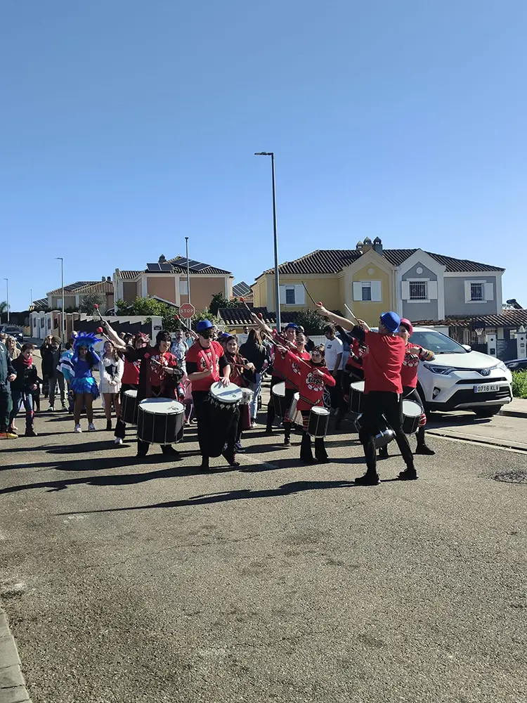 Pasacalles de carnaval con batucada en el distrito levante este