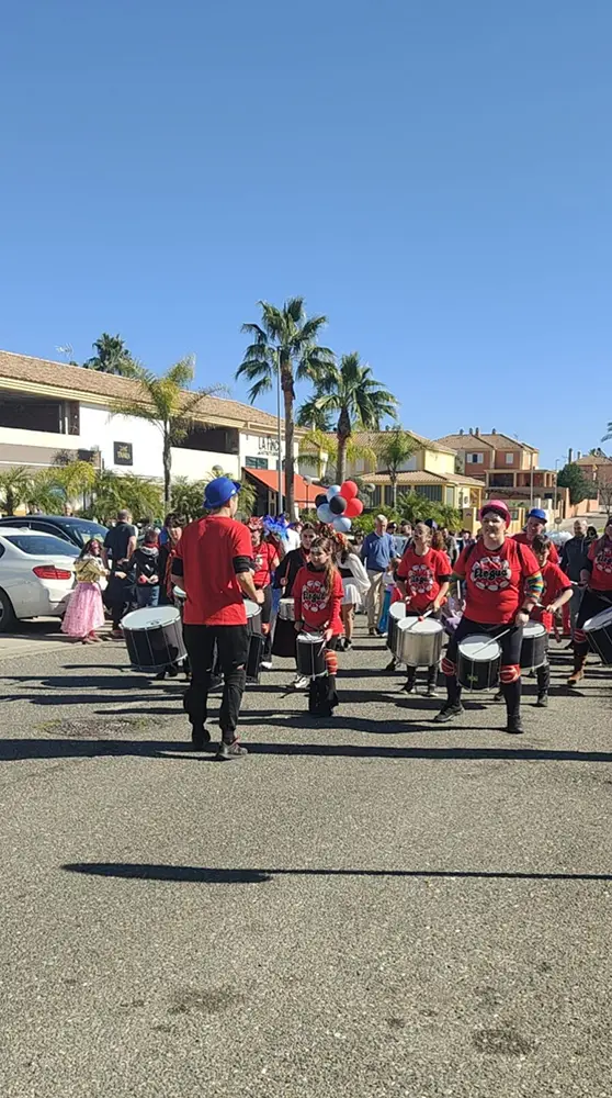 Pasacalles de carnaval con batucada en el distrito levante este