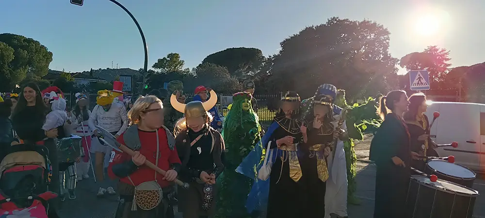 Vecinos de Cerro Muriano se disfrazados para el carnaval.