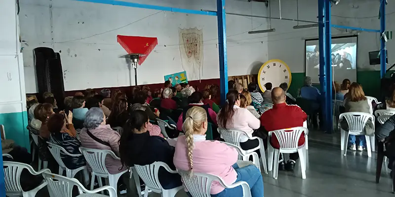 Encuentro vecinal en el Barrio de Los Ángeles con cinefórum de la película “La buena esposa” durante el Mes de la Igualdad y alta participación ciudadana.